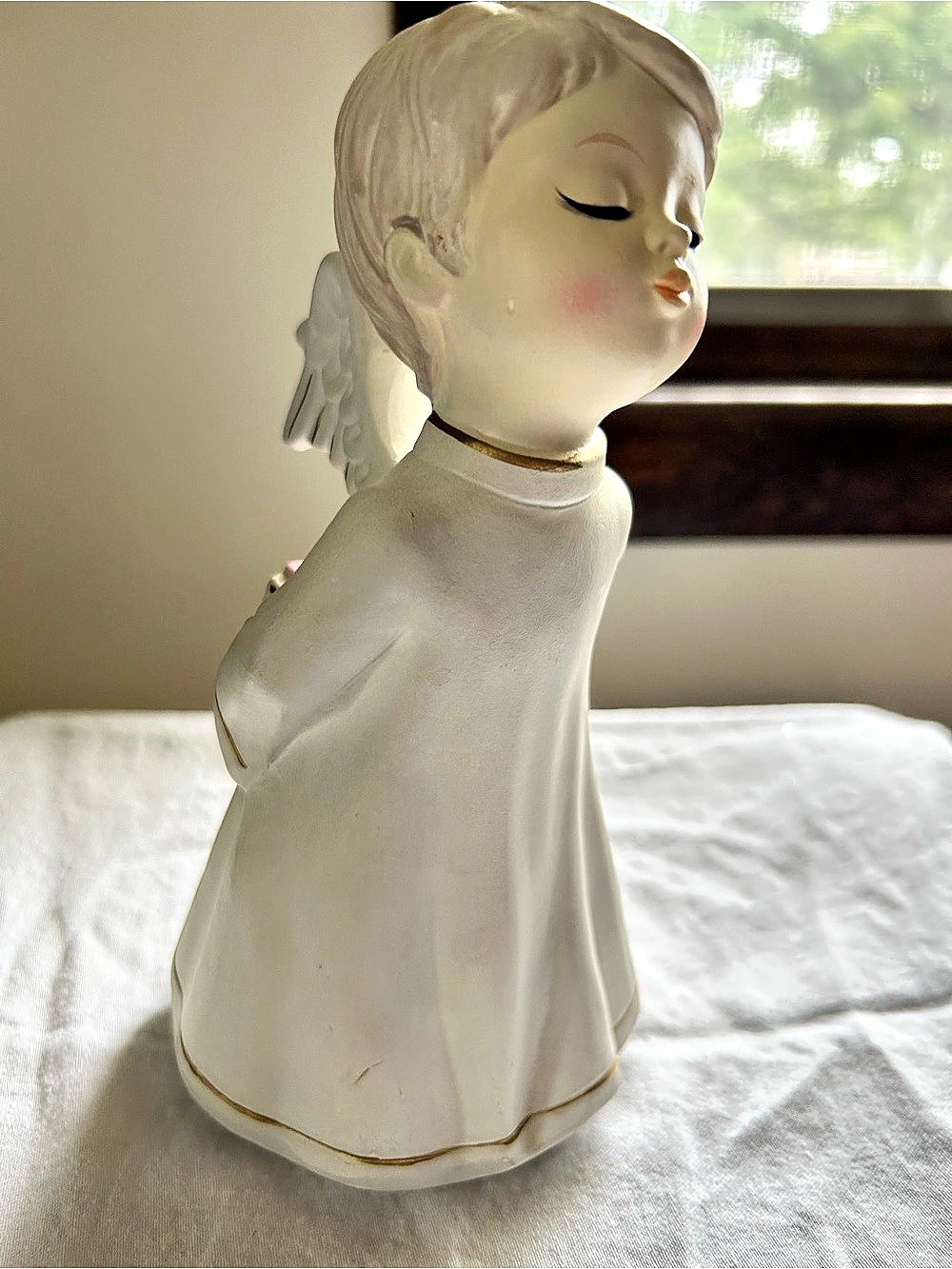 Kissing Angel Figurine Decor in White & Pink